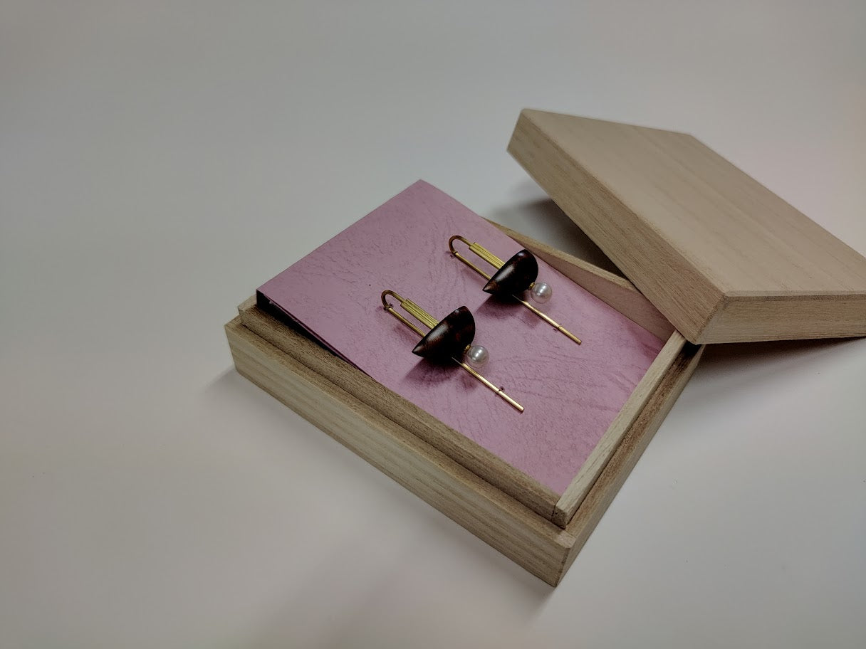 栃拭漆パールピアス